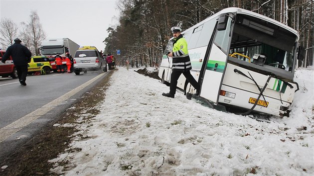 U Všerub na Plzeňsku havaroval autobus plný dětí. Nehoda se obešla bez vážných zranění. (1. března 2016)
