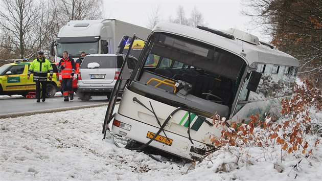 U Všerub na Plzeňsku havaroval autobus plný dětí. Nehoda se obešla bez vážných zranění. (1. března 2016)