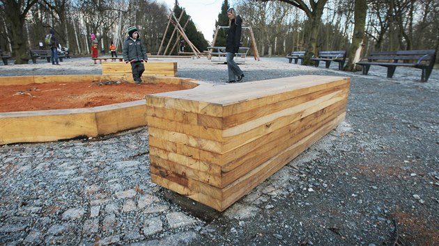 Nové lavičky, dětská hřiště či různé herní atrakce v Borském parku jsou zhotovené ze dřeva a dalších přírodních materiálů. Revitalizace stála desítky milionů korun.