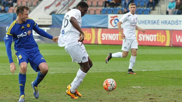 Útočník fotbalového Slovácka Francis Kone střílí vítězný gól zápasu proti Jihlavě.