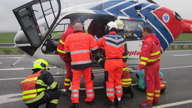 Traktoristu transportoval vrtulnk do Fakultn nemocnice v Olomouci.
