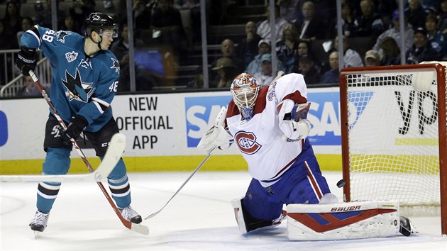 Tom Hertl ze San Jose v anci ped montrealskm brankem Mikem Condonem.