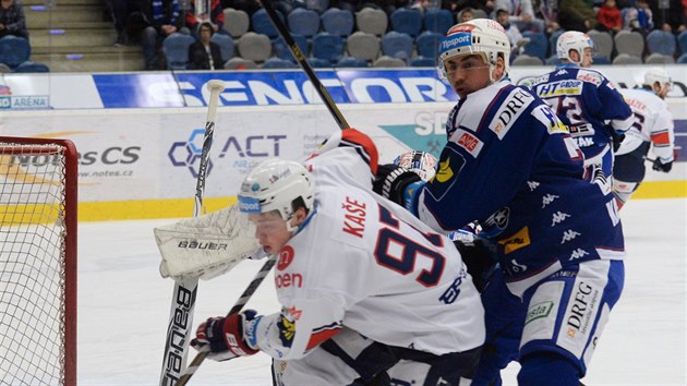 Chomutovsk David Kae (vlevo) v souboji s Tomem Kaberlem z Komety Brno.