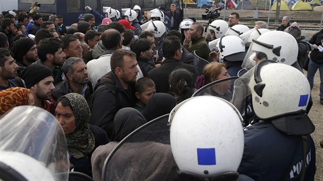 Na ecko-makedonskch hranicch nedaleko vesnice Idomeni ekaj tisce lid. Nkte z nich nalhaj na policisty, aby je nechali pokraovat v cest (2. bezna 2016).