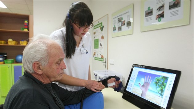 Pacientům nově pomáhá v prostějovské nemocnici s rehabilitacemi po úrazech robotická ruka.