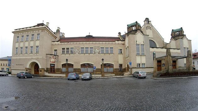 Secesní Národní dům v Prostějově potřebuje rekonstrukci. Poškozenou střechou zatéká až na jeviště a vlhké jsou i sklepy (snímek z února 2016).