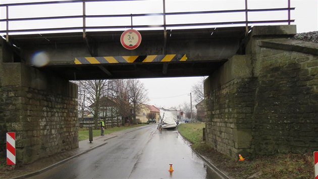 Řidič kamionu vjel na Prostějovsku pod nízký železniční most s příliš vysokou soupravou, a návěs tak narazil do konstrukce.