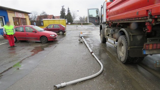 idi nklaku pi couvn pehldl lampu poulinho osvtlen a porazil ji, tak pak pokodila zaparkovan osobn auto.