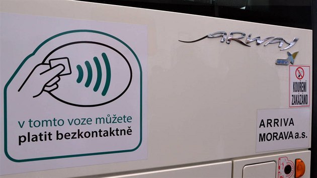 Dopravci vtinou informuj cestujc o monosti platby bezkontaktn platebn kartou i na karosrii autobusu.