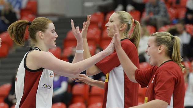 Nymbursk basketbalistky Egle ikniutov, Alexandra Chomenukov a Lenka pov (zleva) se raduj.