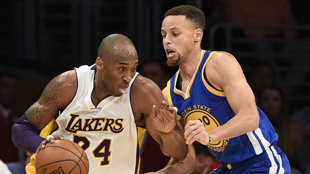 Kobe Bryant (vlevo) z LA Lakers obchz Stephena Curryho z Golden State.
