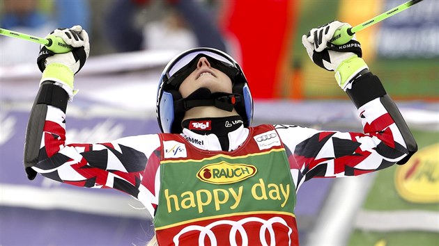 Rakousk sjezdaka Eva-Maria Bremov oslavuje svj triumf v obm slalomu Svtovho pohru, kter se konal v Jasn.