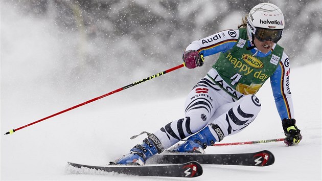 Viktoria Rebensburgov na trati obho slalomu v Jasn