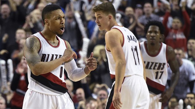 Damian Lillard (vlevo) a jeho spoluhri z Portlandu maj radost z spn stely.