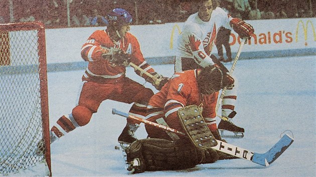 Vlado Dzurila v brance eskoslovenskho vbru zasahuje na Kanadskm pohru 1976 ped Guyem Lafleurem z Kanady,