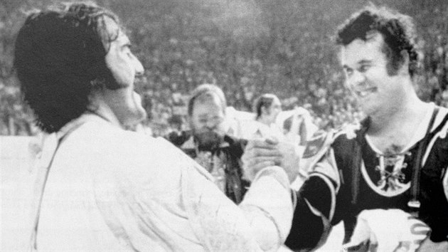 eskoslovensk brank Vlado Dzurilla (vpravo) si po finle Kanadskho pohru 1976 mn dres s domcm Rogatienem Vachonem.
