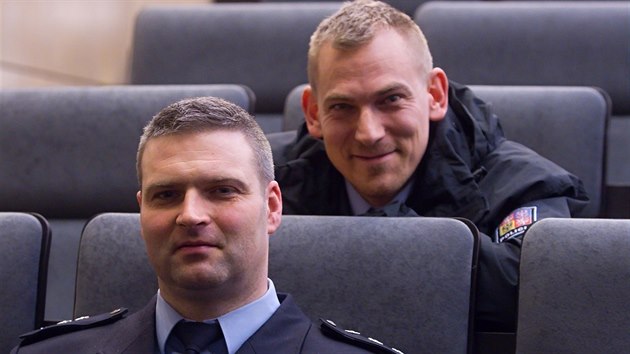 Nadporučík Jakub Musil (vpředu) a podporučík Jiří Stejskal. Dva ze čtveřice policistů, kteří pomáhali při dopravní nehodě.
