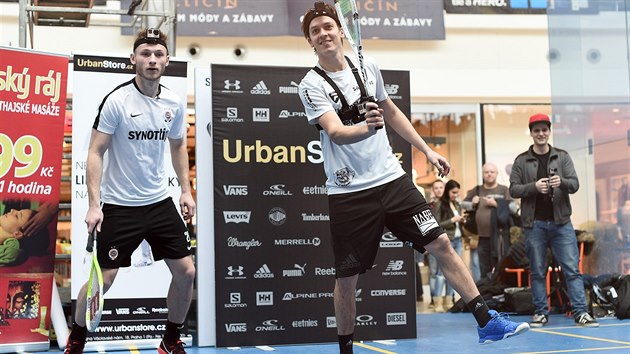 Squashista Jan Koukal (vpravo) si před startem mistrovství republiky zahrál s fotbalistou Sparty a nadšeným squashistou Jakubem Brabcem.