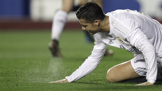 SAKRA U! Cristiano Ronaldo lituje splen ance v duelu s Levante.