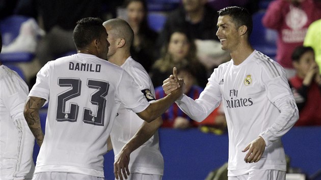 DOBR PRCE, KMO! Cristiano Ronaldo (vpravo) pijm gratulace k tref na hiti Levante.