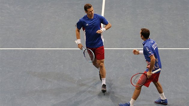 DOBR PRCE, KMO. Tom Berdych (vlevo) a Radek tpnek bhem deblu v 1. kole Davis Cupu