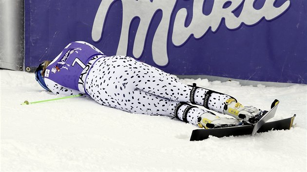 VYLO TO. Veronika Velez Zuzulov se po dojezdu slalomu svalila ped domcmi fanouky do snhu. V Jasn dojela na tetm mst.