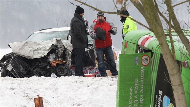 Tragick nehoda dvou osobnch aut a autobusu u obce Libouchec (1. bezna 2016).