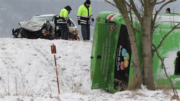 Tragick nehoda dvou osobnch aut a autobusu u obce Libouchec (1. bezna 2016).