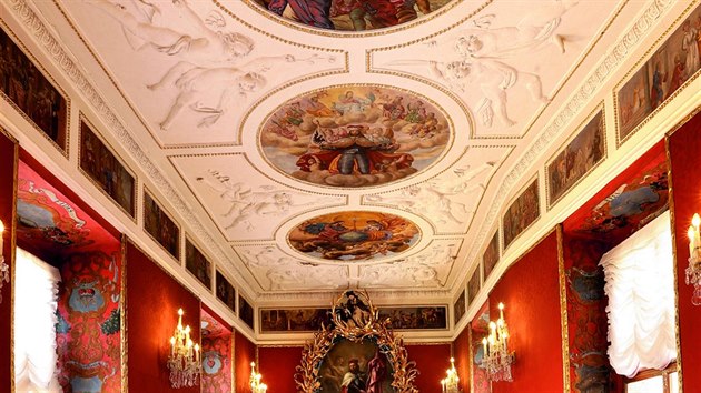 Malovaný strop. V Koncertním a Balkónovém sále zakloňte hlavu, ať spatříte bohaté štuky a barokní stropní výmalby v celé jejich kráse.