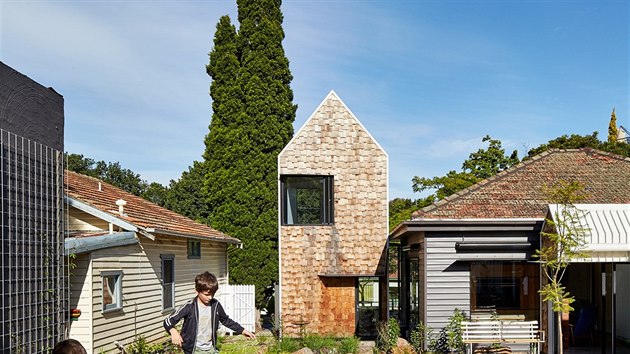 Na předměstí Melbourne, na dosah od přírody a jen pár minut od ruchu velkoměsta, vyrostl neobvyklý a atraktivní dům, nový domov pro mladou rodinu se dvěma desetiletými dvojčaty.
