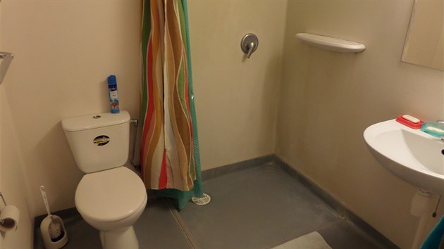 Na bytě jsme byly čtyři dívky ve dvou pokojích a společně sdílely kuchyň a koupelnu spojenou s toaletou.
