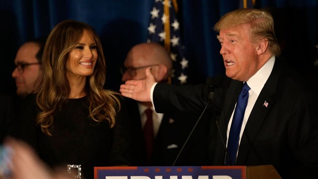 Donald Trump a jeho tet manelka Melania Knaussov (Manchester, 9. nora 2016)
