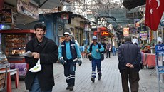 Jedna z hlavních ulic v přistěhovalecké čtvrti Basmane v Izmiru. (4.3.2016)