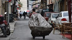 Sběrač odpadků v ulici v Izmiru. Špatně placenou práci dělají často imigranti...