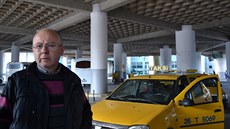 Taxiká Nevzat Sürmeli na autobusovém nádraí v Izmiru. (1. bezna 2016)