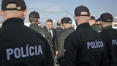 Slovenský premiér Robert Fico navštívil před volbami slovenské policisty na...