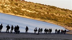 Uprchlíci na plái nedaleko tureckého msta Çeme, odkud odplouvají ecký...