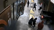 Bezpenostní kamera zachytila loupe v obchod se zbranmi