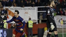 Lionel Messi slaví branku, brankář Juan Carlos Martin z Vallecana smutně...