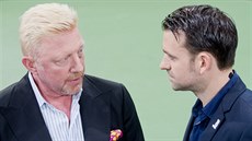 Legendární Boris Becker (vlevo) v rozhovoru s dalím bývalým nmeckým tenistou...