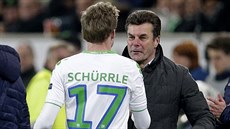 Spokojený trenér Wolfsburgu Dieter Hecking d�kuje za výkon Andrému Schürllemu.