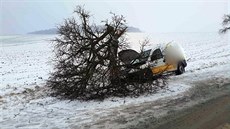 Nehoda, pi které narazila dodávka do stromu, se stala u obce Okrouhlá u...