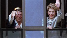 Bývalý prezident Spojených stát Ronald Reagan s manelkou Nancy Reaganovou na...