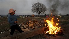 Malý chlapec se ohívá u ohn na ecko-makedonské hranici poblí vesnice...