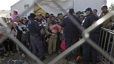 Na makedonsko-ecké hranici eká deset tisíc migrant (2. bezna 2016)
