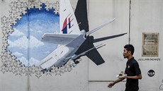 Malba na zdi v Malajsii, znázorující let MH370. Stále se modlíme, hlásá...