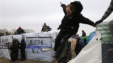 Vyklízení tzv. Dungle - v uprchlickém táboe poblí Calais na severu Francie...