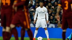 RONALDOVA KLASIKA. Cristiano Ronaldo z Realu Madrid se staví k míi svým...