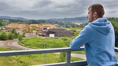 Pohled na místo, kde by m�la vyr�st továrna.