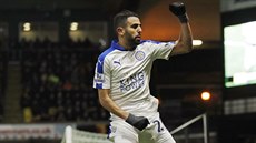 Rijád Mahriz se raduje z gólu, kterým poslal Leicester do vedení na h�i�ti...